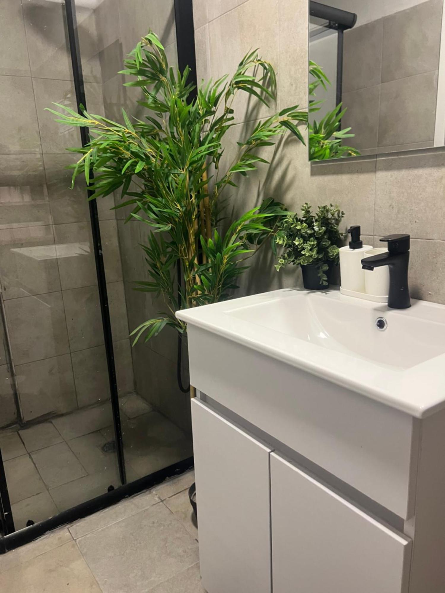 Ofek'S Place - Midtown Tlv Tel Aviv Ngoại thất bức ảnh